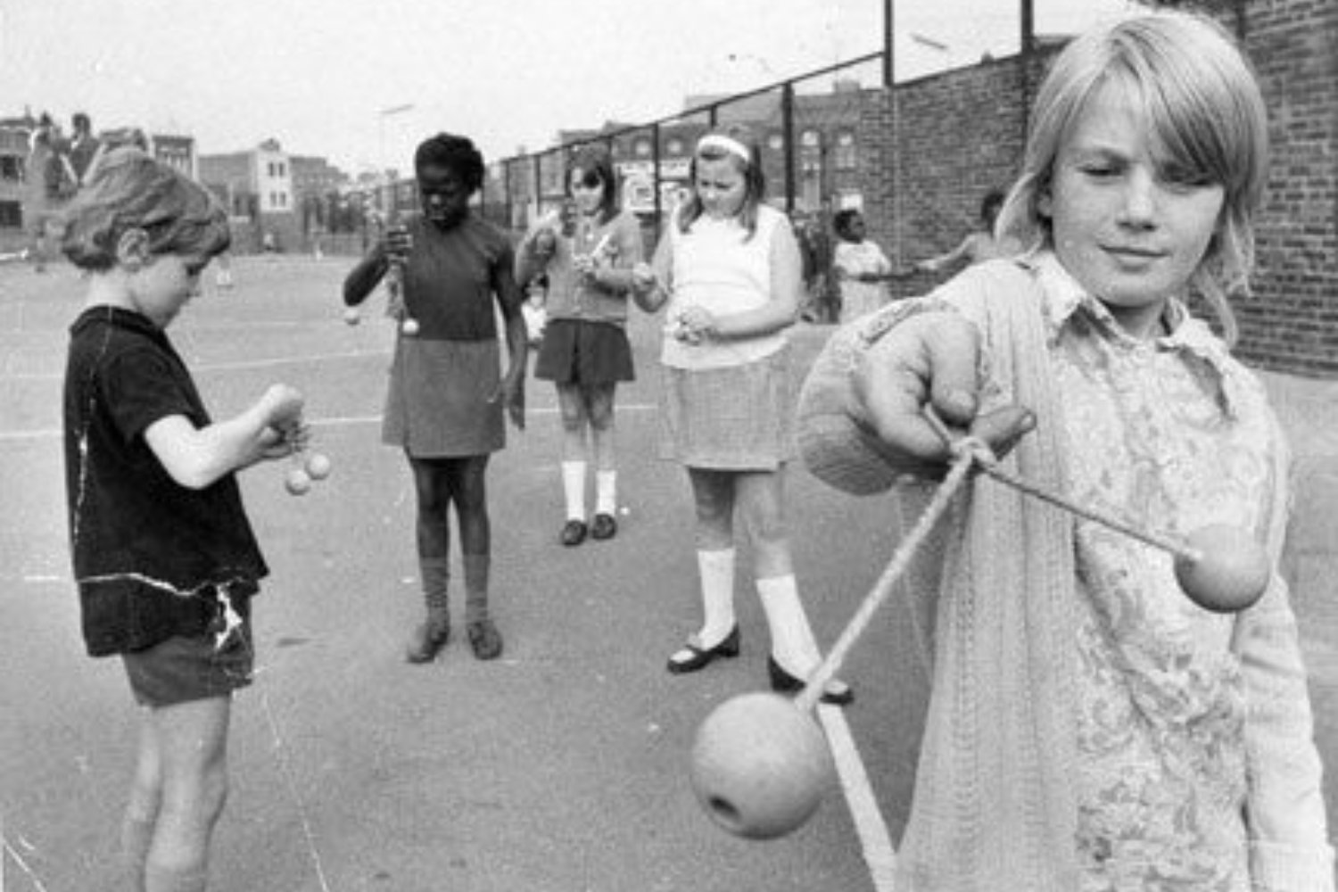 Los mayores no eran más fuertes por naturaleza. Así fue cómo crecer en los 60 y 70 entrenó una resiliencia mental que hoy falta entre los jóvenes