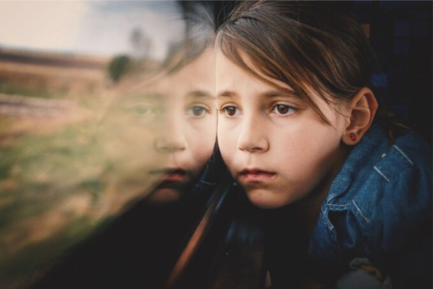 Sabes que alguien tuvo una infancia difícil cuando, ya de adulto, desarrolla estos cinco comportamientos. Son señales silenciosas que la psicología reconoce al instante