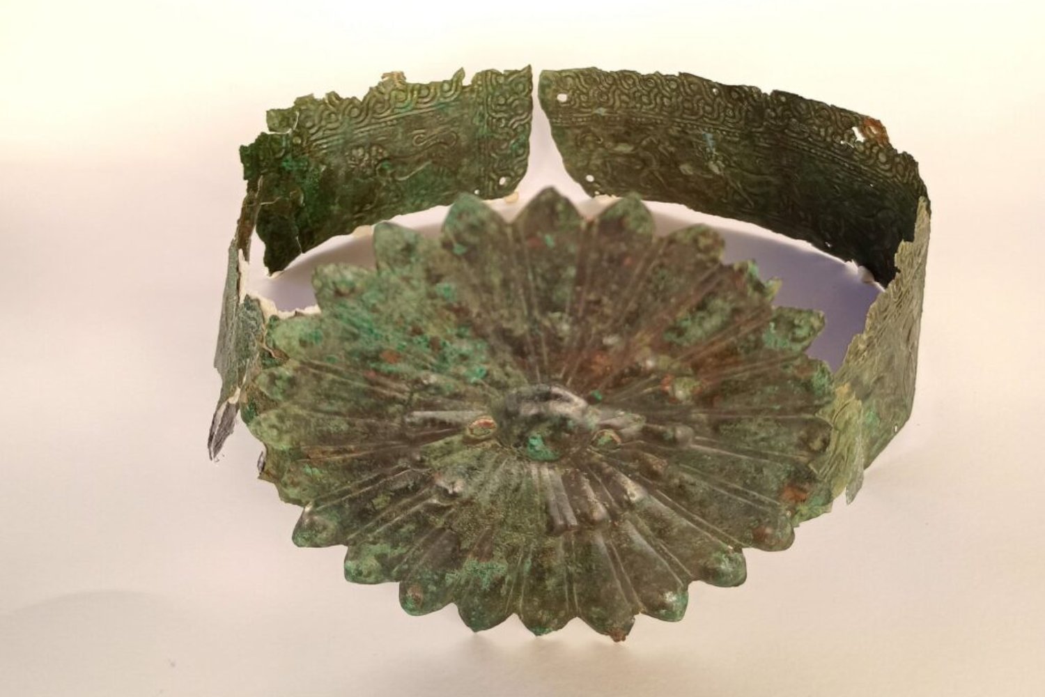 Una corona puesta al revés durante 2.700 años. El inquietante símbolo funerario que revela el fin de una estirpe en la Grecia arcaica