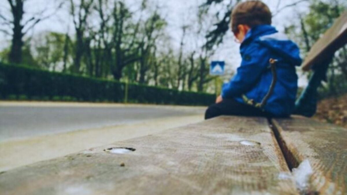 Sabes que alguien tuvo una infancia difícil cuando, ya de adulto, desarrolla estos cinco comportamientos. Son señales silenciosas que la psicología reconoce al instante