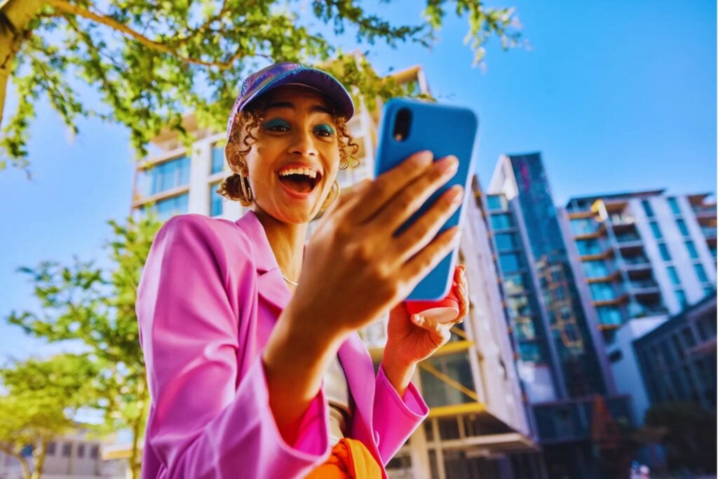 La Generación Z presume de ser nativa digital. Pero una encuesta revela que sufre la misma brecha que los ancianos frente a las estafas bancarias