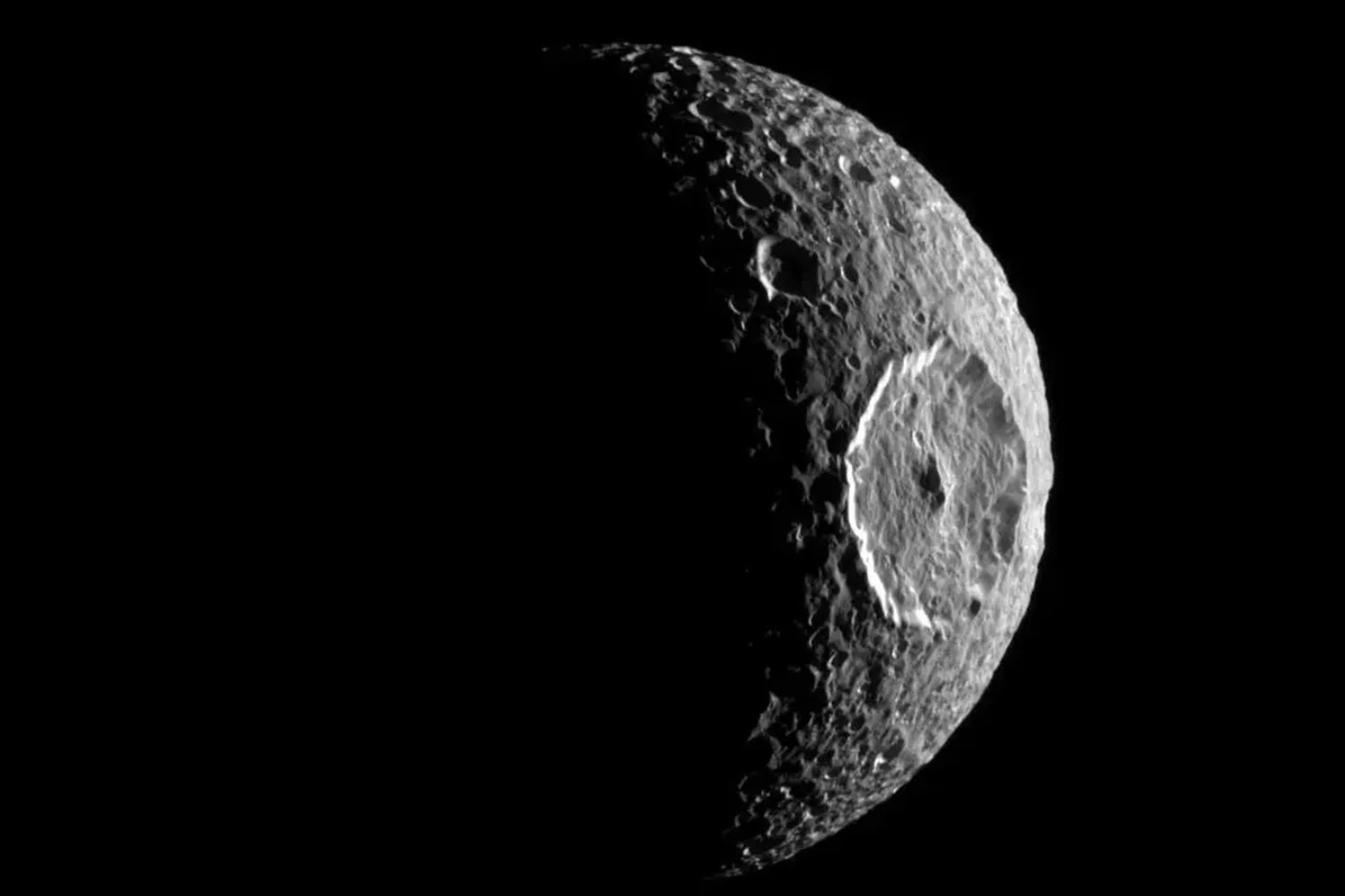 Bajo kilómetros de hielo, algunas lunas podrían hervir. Encélado y Mimas esconden océanos calientes que reescriben la búsqueda de vida en el Sistema Solar