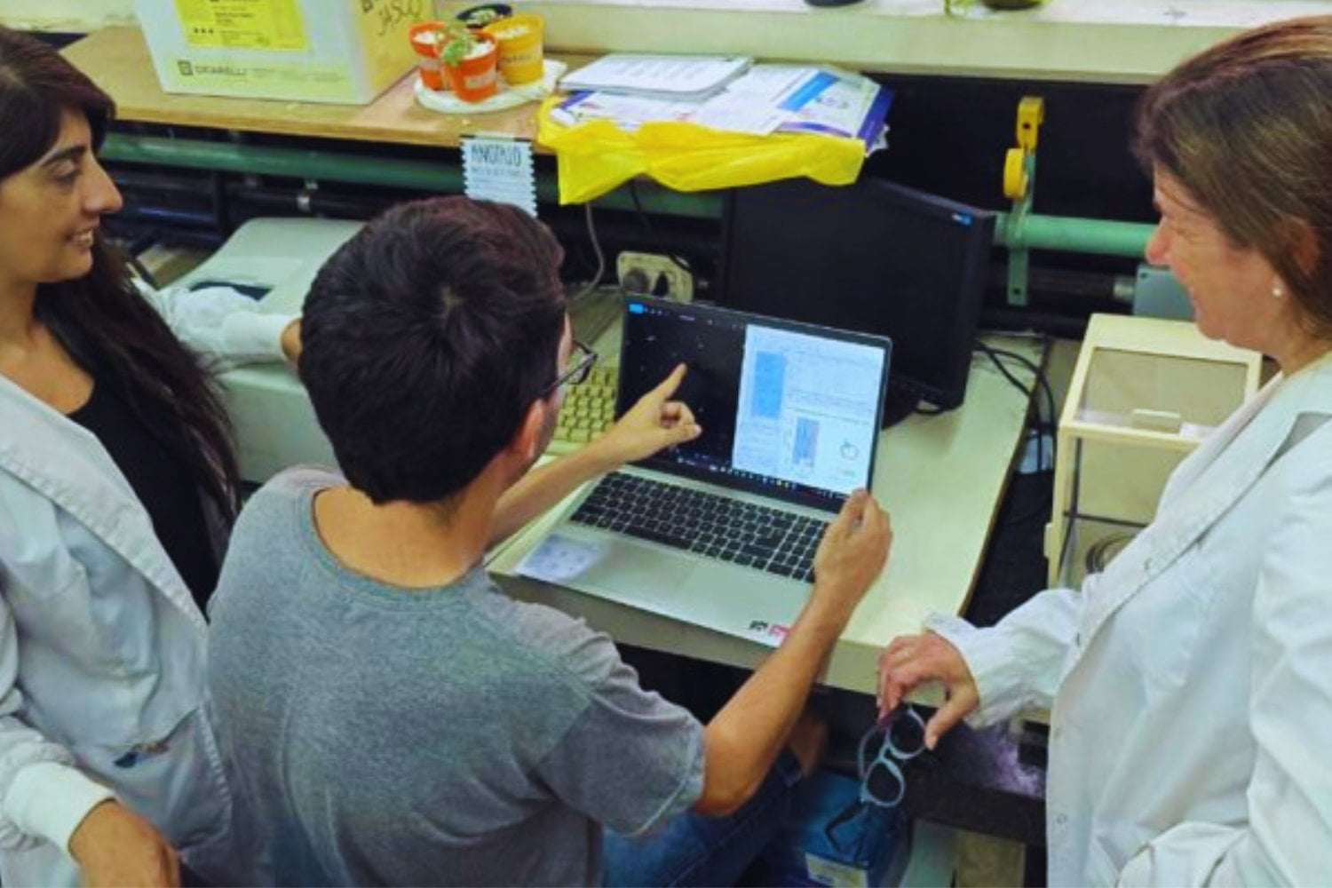 Las bacterias también “saben” qué hora es. Un descubrimiento del Conicet cambia cómo entendemos las infecciones