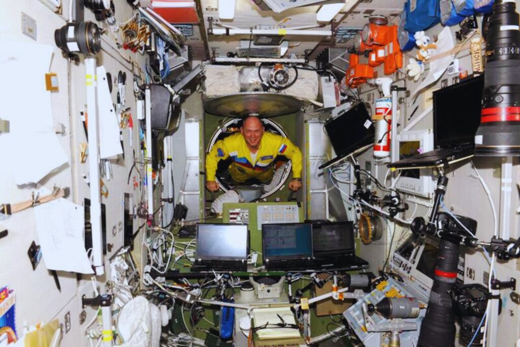 Retiran a un veterano cosmonauta ruso a semanas del despegue. La acusación: fotografiar motores de SpaceX y violar leyes de seguridad de EE.UU. en plena tensión espacial