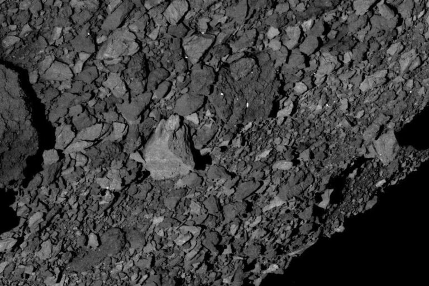 El asteroide Bennu guarda una receta cósmica para la vida. La NASA halla ribosa —ingrediente clave del ARN— y una misteriosa “goma espacial” formada en los orígenes del sistema solar