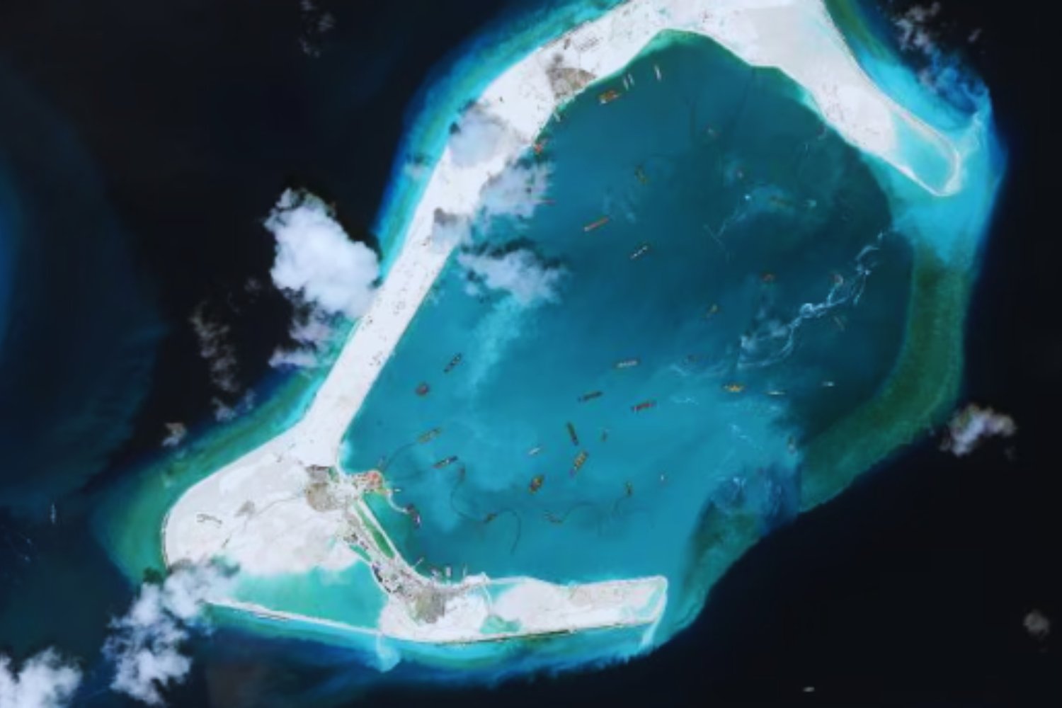 Pensábamos que el mapa del océano era inamovible. China lleva 12 años arrojando arena al mar y creando islas donde antes no había nada