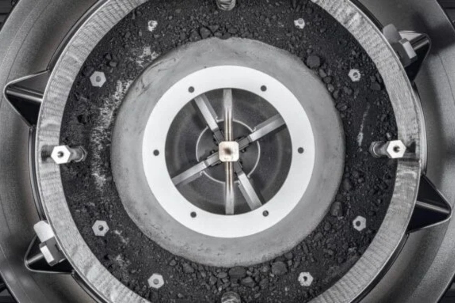 El asteroide Bennu guarda una receta cósmica para la vida. La NASA halla ribosa —ingrediente clave del ARN— y una misteriosa “goma espacial” formada en los orígenes del sistema solar