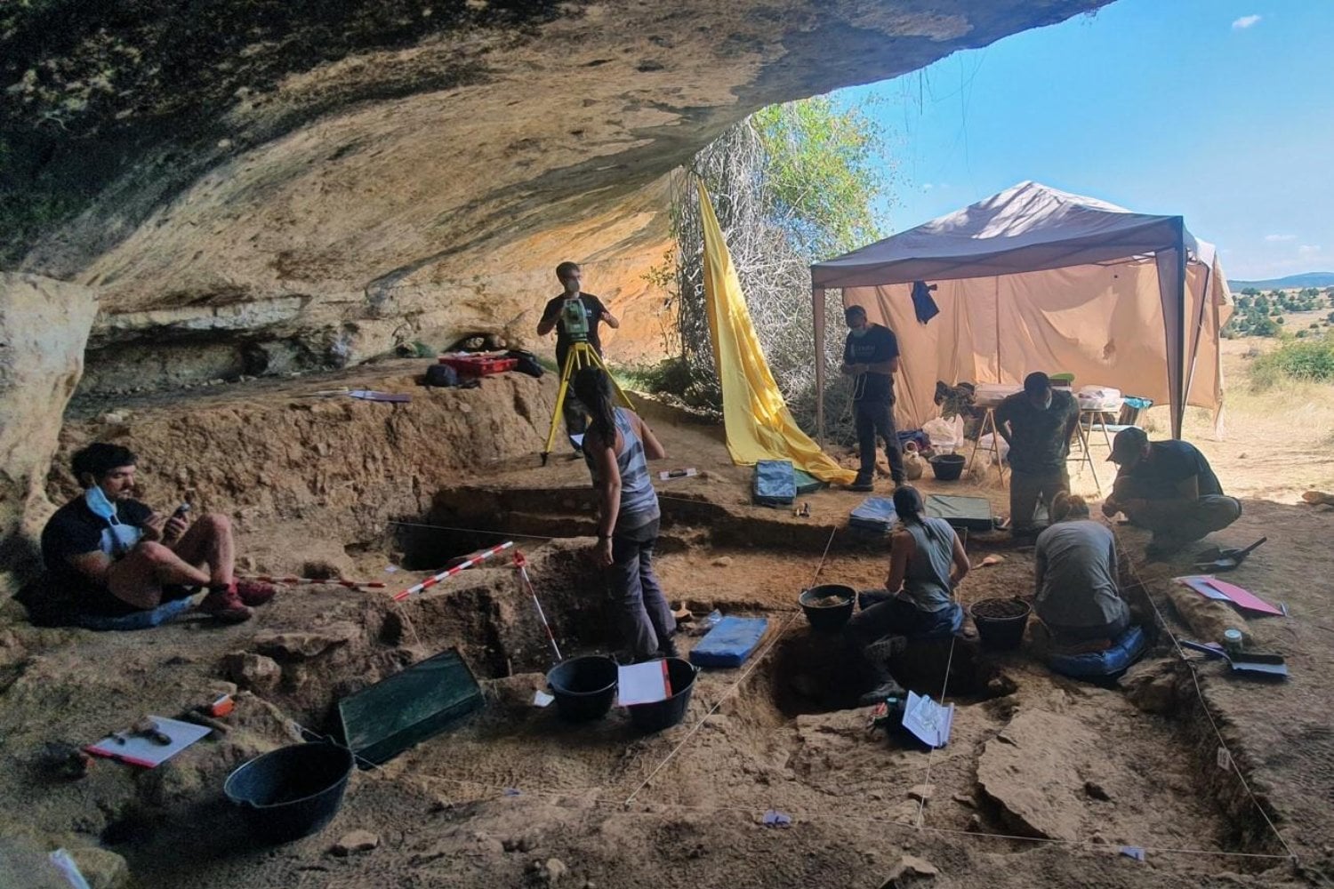 El “desierto humano” del Paleolítico no existió. Un yacimiento en Tamajón revela ocupaciones continuadas durante 10.000 años y cambia lo que creíamos saber sobre los primeros Homo sapiens de la península ibérica.