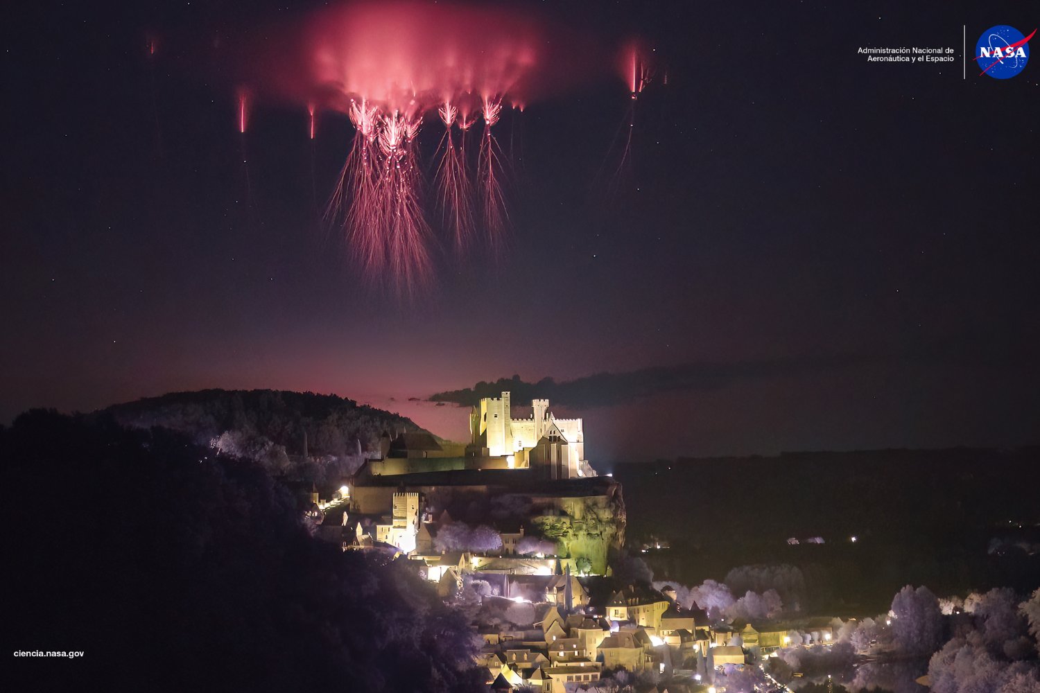 Un relámpago iluminó el castillo de Beynac. Lo que surgió después fue un duende rojo a 80 kilómetros de altura
