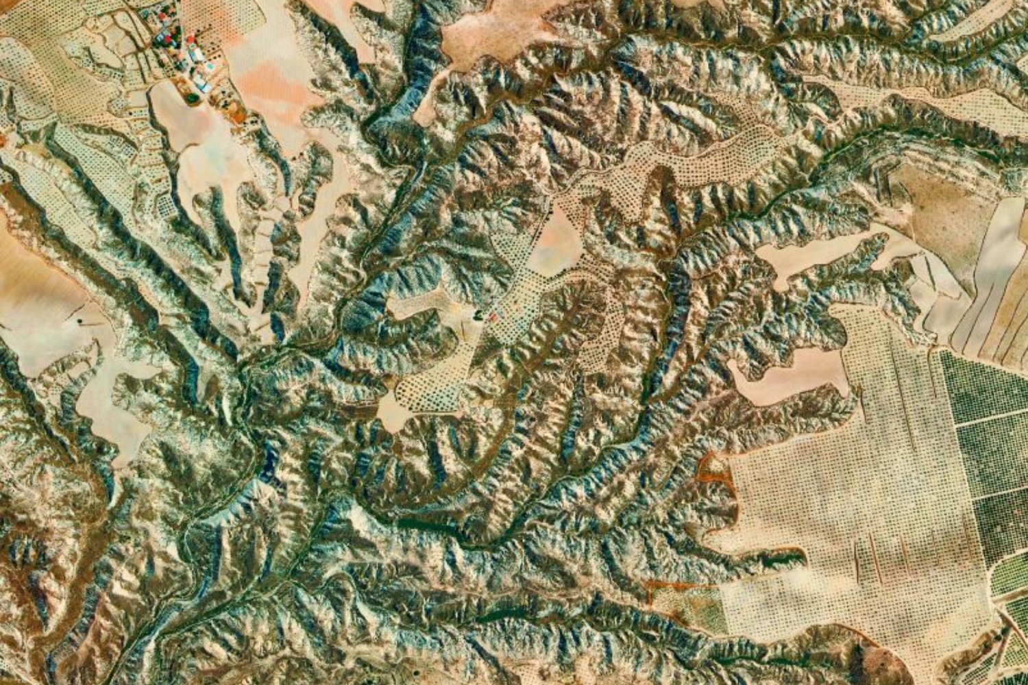 Creíamos que el verdor de los cultivos demostraba que la desertificación estaba bajo control. El Atlas de la Desertificación revela que ese verde era un espejismo alimentado por acuíferos al límite