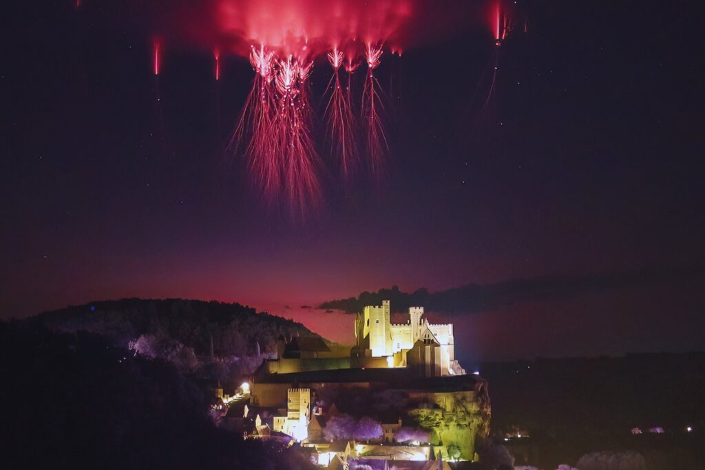 Un relámpago iluminó el castillo de Beynac. Lo que surgió después fue un duende rojo a 80 kilómetros de altura