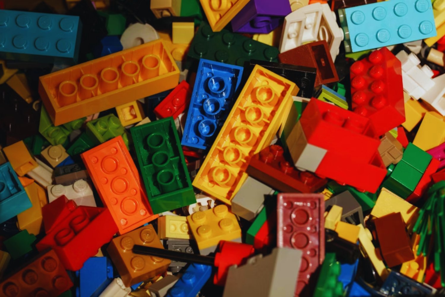 El cerebro humano aprende como si usara piezas de LEGO. Así funcionan los “bloques cognitivos” que nos permiten adaptarnos tan rápido