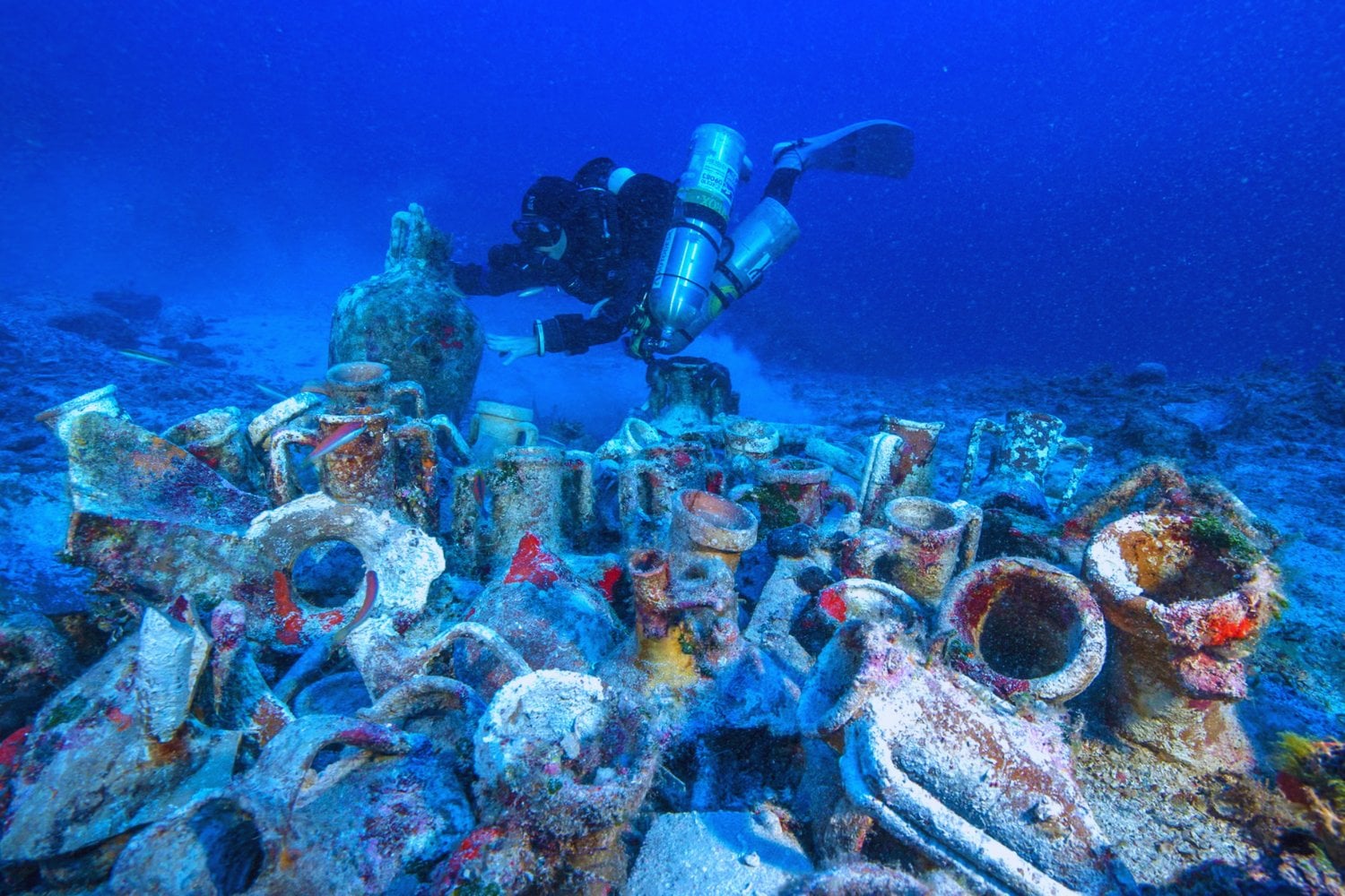 Bajo un naufragio del Egeo apareció algo imposible para su época. El Mecanismo de Anticitera demostró que los griegos construyeron un “ordenador” astronómico 2.000 años antes de la revolución científica