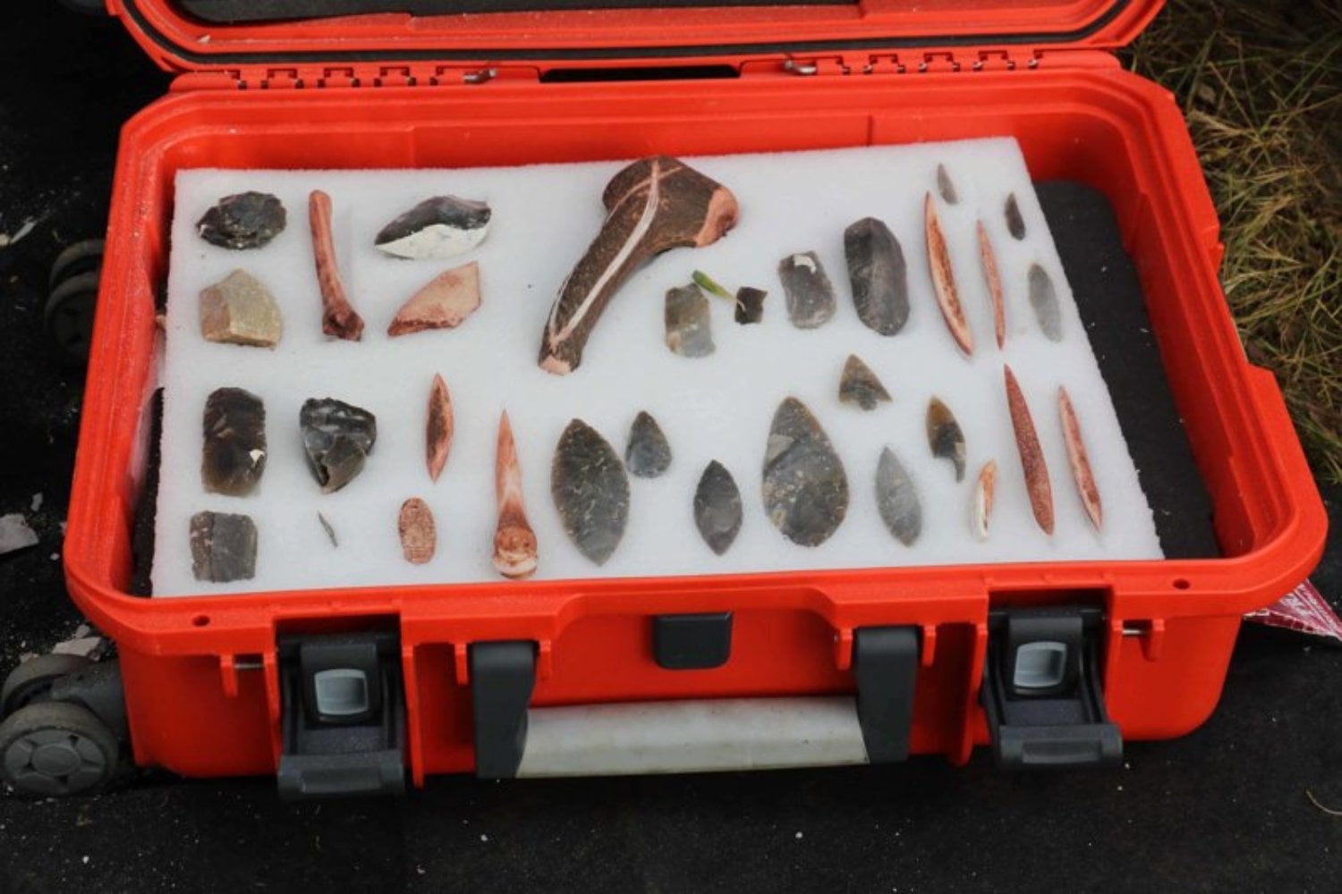 El “desierto humano” del Paleolítico no existió. Un yacimiento en Tamajón revela ocupaciones continuadas durante 10.000 años y cambia lo que creíamos saber sobre los primeros Homo sapiens de la península ibérica.