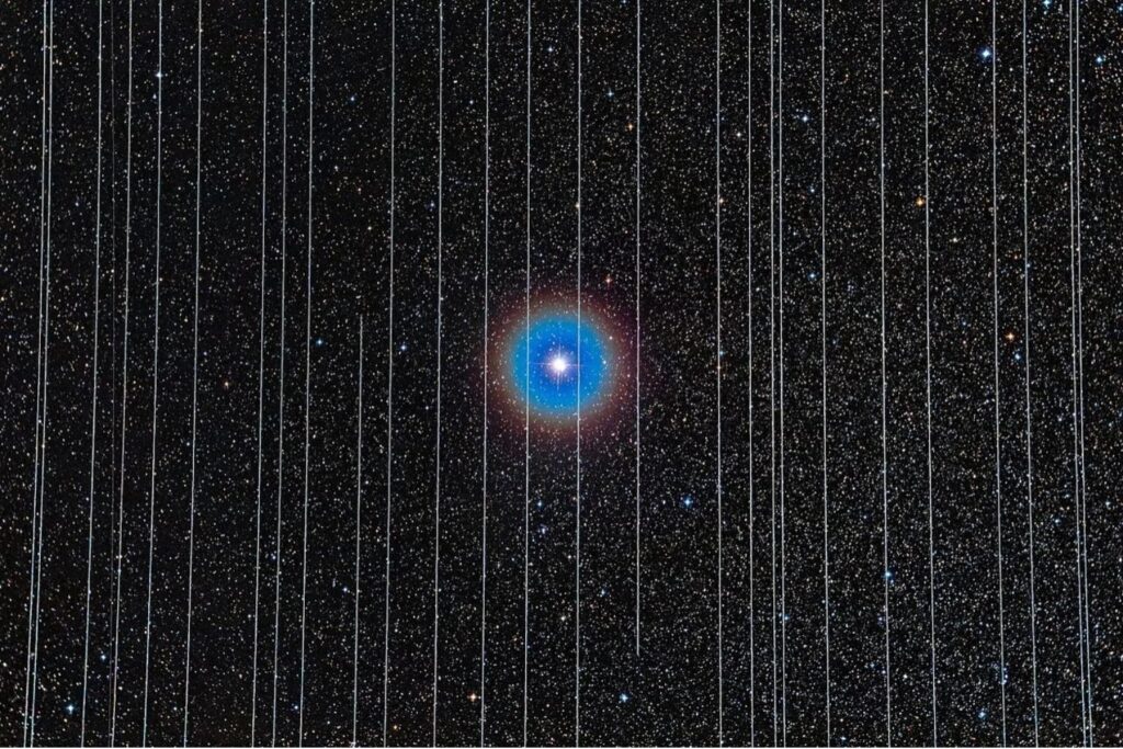 El espacio cercano a la Tierra está tan saturado de satélites que los telescopios espaciales podrían perder su utilidad en pocos años