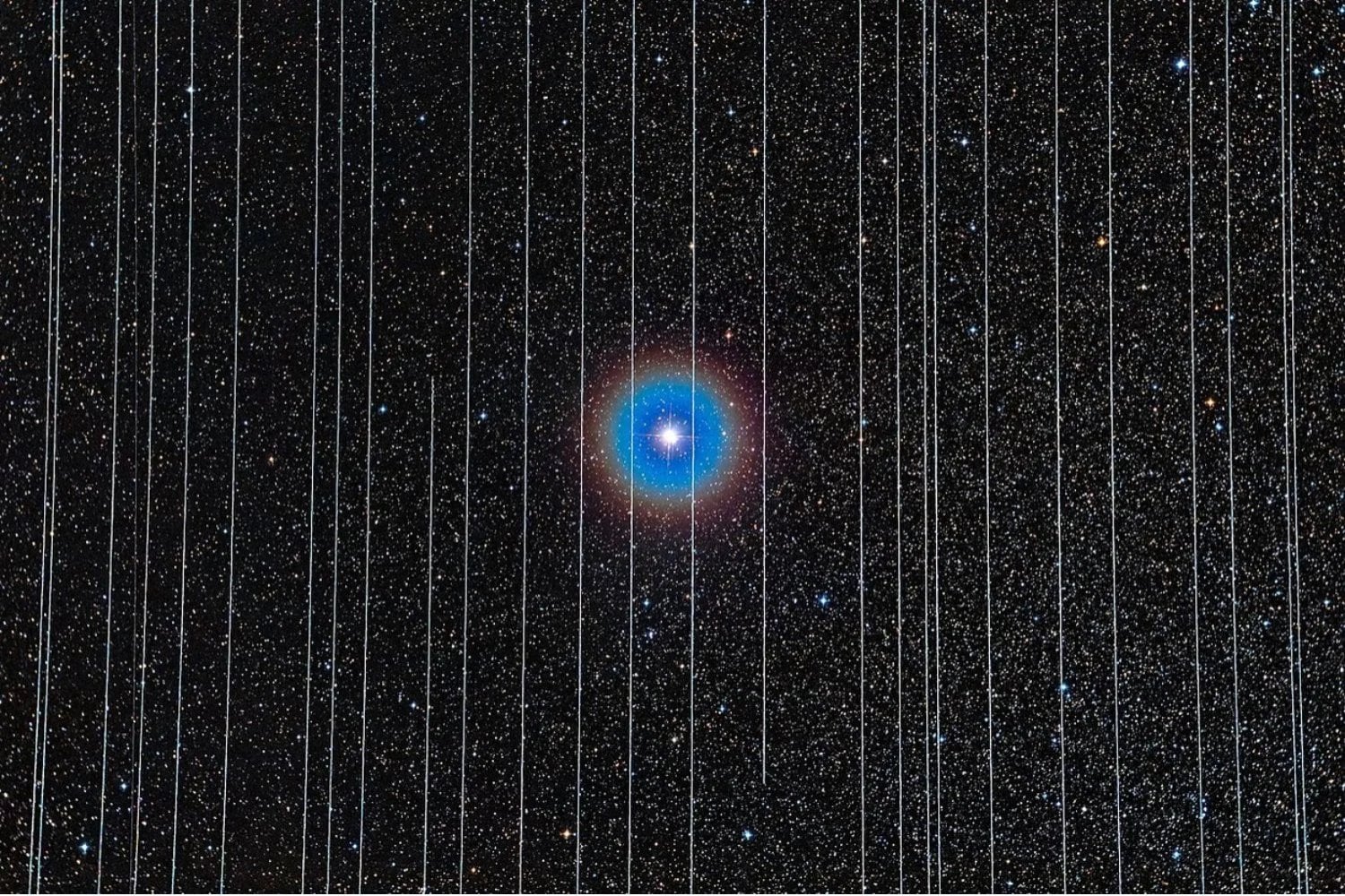 El espacio cercano a la Tierra está tan saturado de satélites que los telescopios espaciales podrían perder su utilidad en pocos años