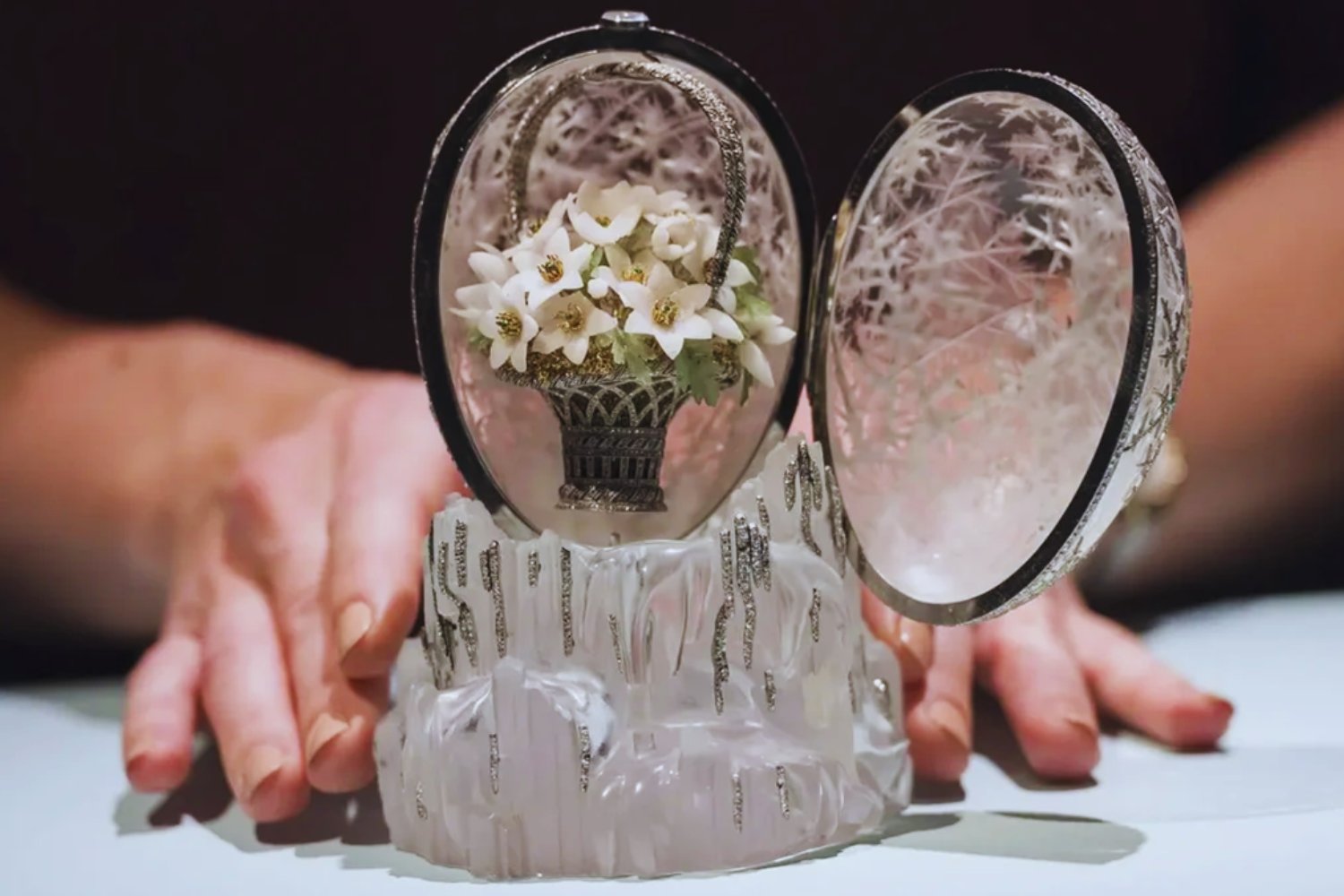 Un bloque de “hielo” hecho con 4.500 diamantes acaba de hacer historia. El Huevo de Invierno de Fabergé se vende por 30,2 millones de dólares y confirma su leyenda