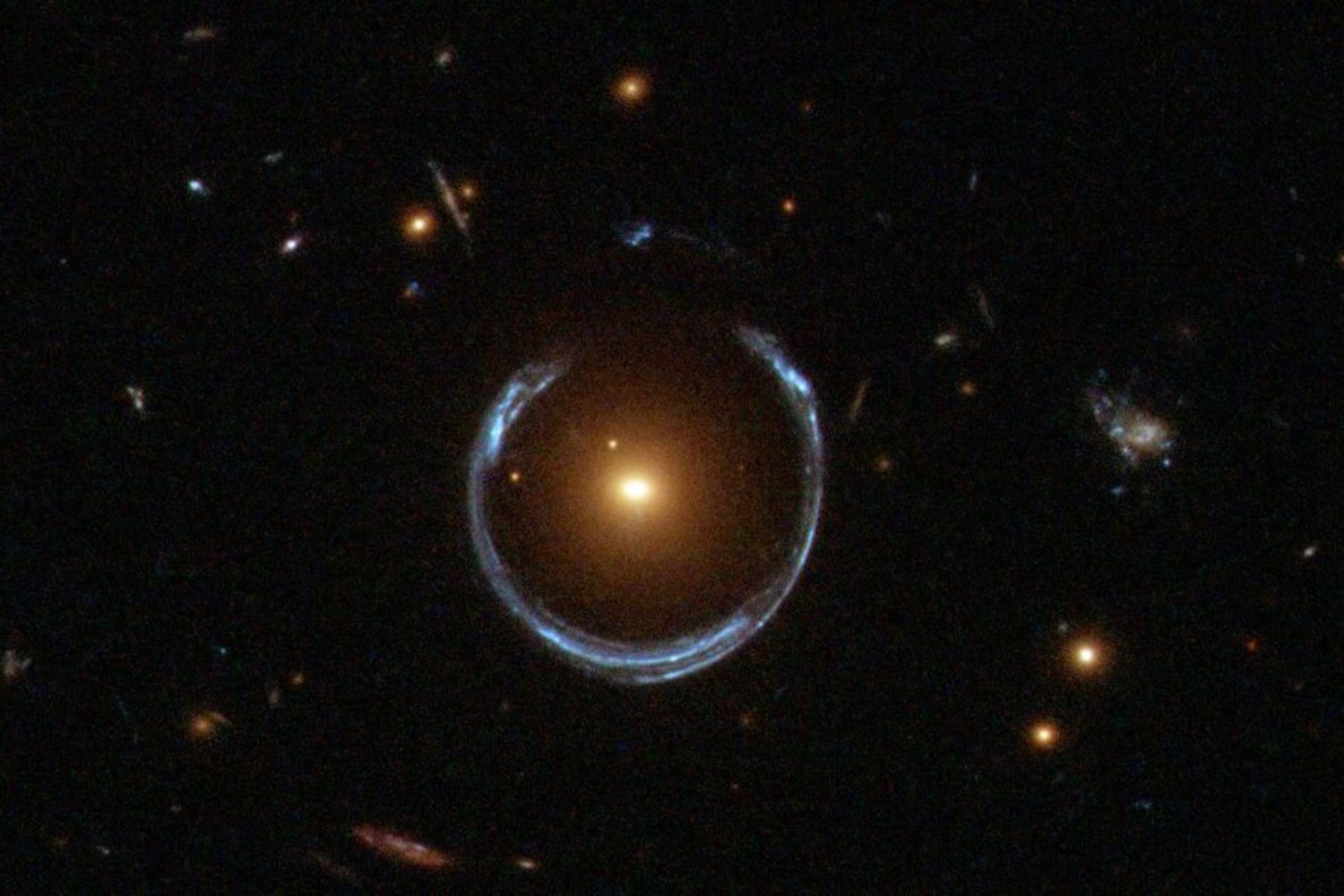 El James Webb acaba de capturar una alineación casi imposible en el universo. Un Anillo de Einstein perfecto aparece a 12.000 millones de años luz
