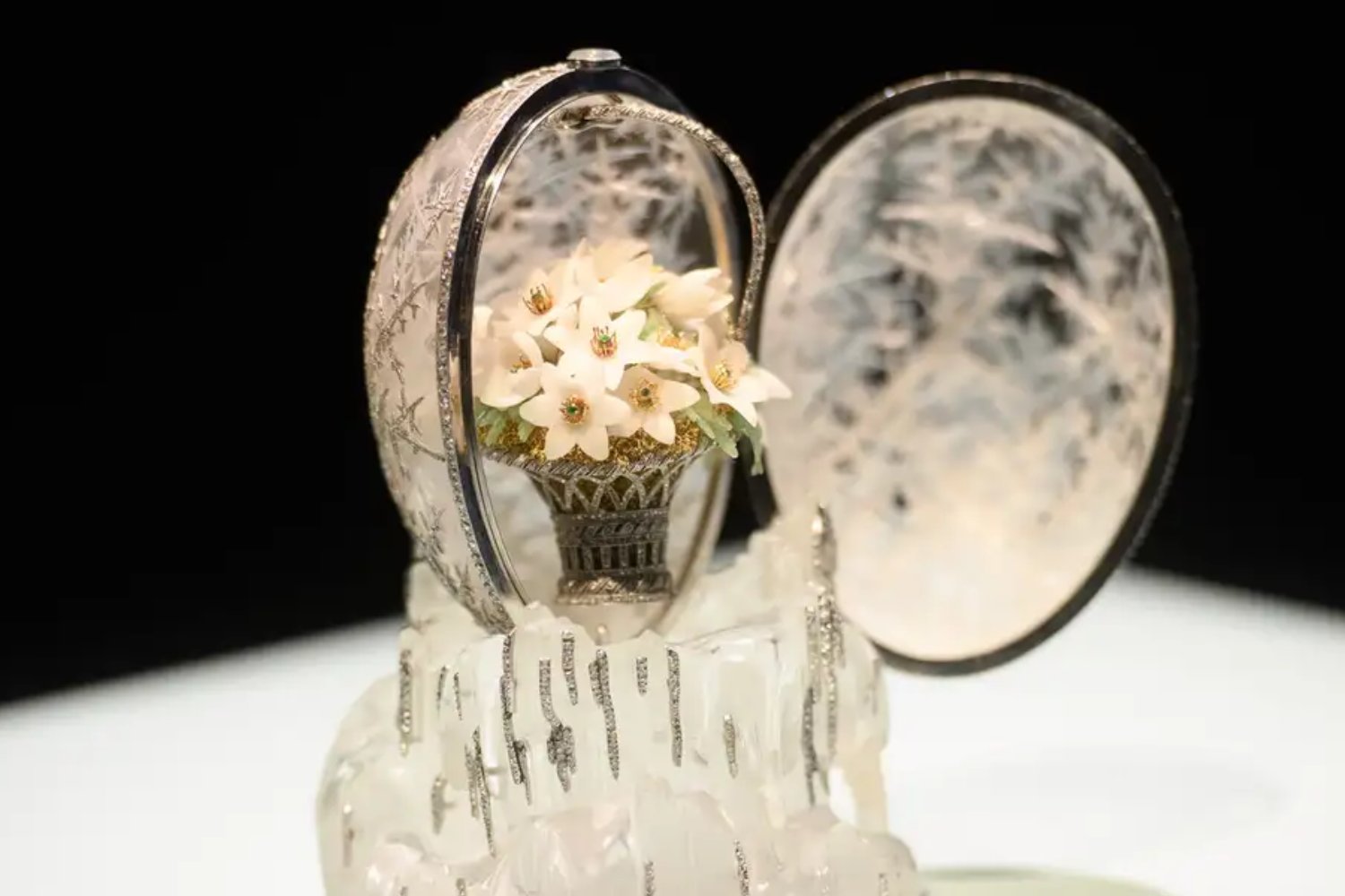 Un bloque de “hielo” hecho con 4.500 diamantes acaba de hacer historia. El Huevo de Invierno de Fabergé se vende por 30,2 millones de dólares y confirma su leyenda