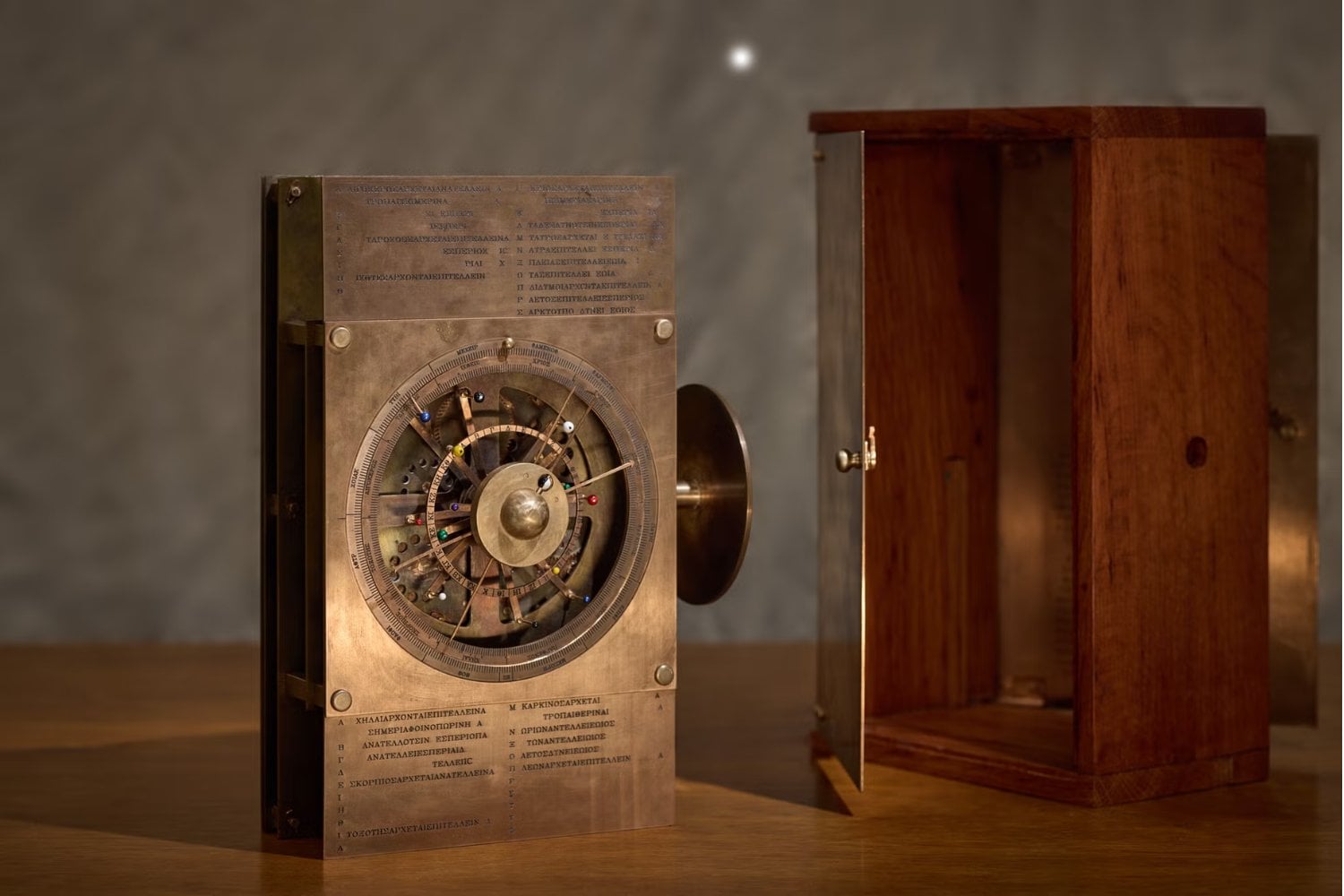 Bajo un naufragio del Egeo apareció algo imposible para su época. El Mecanismo de Anticitera demostró que los griegos construyeron un “ordenador” astronómico 2.000 años antes de la revolución científica