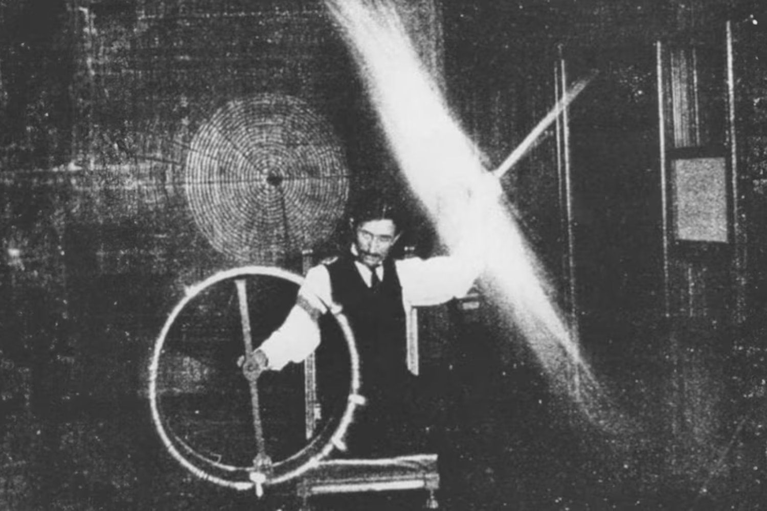 El plan oculto de Nikola Tesla tras crear el “Rayo de la Muerte”. Su primera decisión fue intentar venderlo por 30 millones al Reino Unido y los documentos revelan cómo reaccionaron