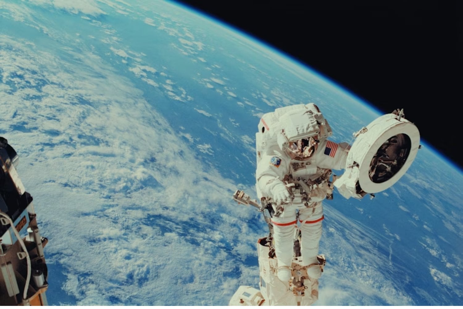 La basura espacial golpeó una nave china en órbita. Los astronautas salieron al espacio para evaluar grietas preocupantes