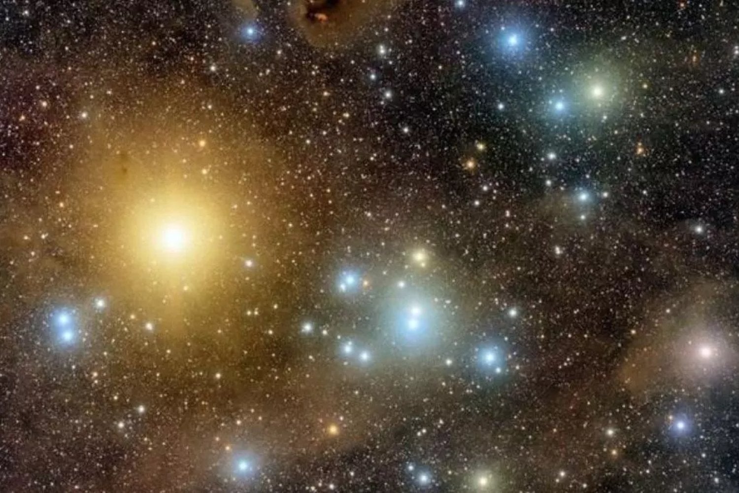 Tres agujeros negros supermasivos activos aparecen en el mismo sistema galáctico. La observación confirma cómo las fusiones alimentan a estos objetos extremos