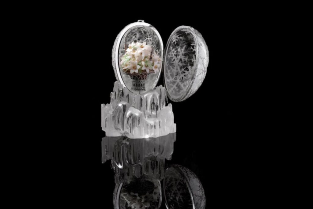Un bloque de “hielo” hecho con 4.500 diamantes acaba de hacer historia. El Huevo de Invierno de Fabergé se vende por 30,2 millones de dólares y confirma su leyenda