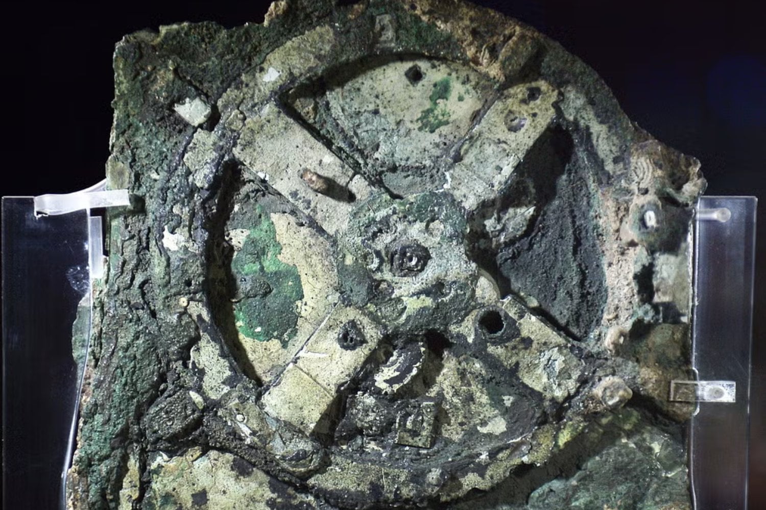 Bajo un naufragio del Egeo apareció algo imposible para su época. El Mecanismo de Anticitera demostró que los griegos construyeron un “ordenador” astronómico 2.000 años antes de la revolución científica