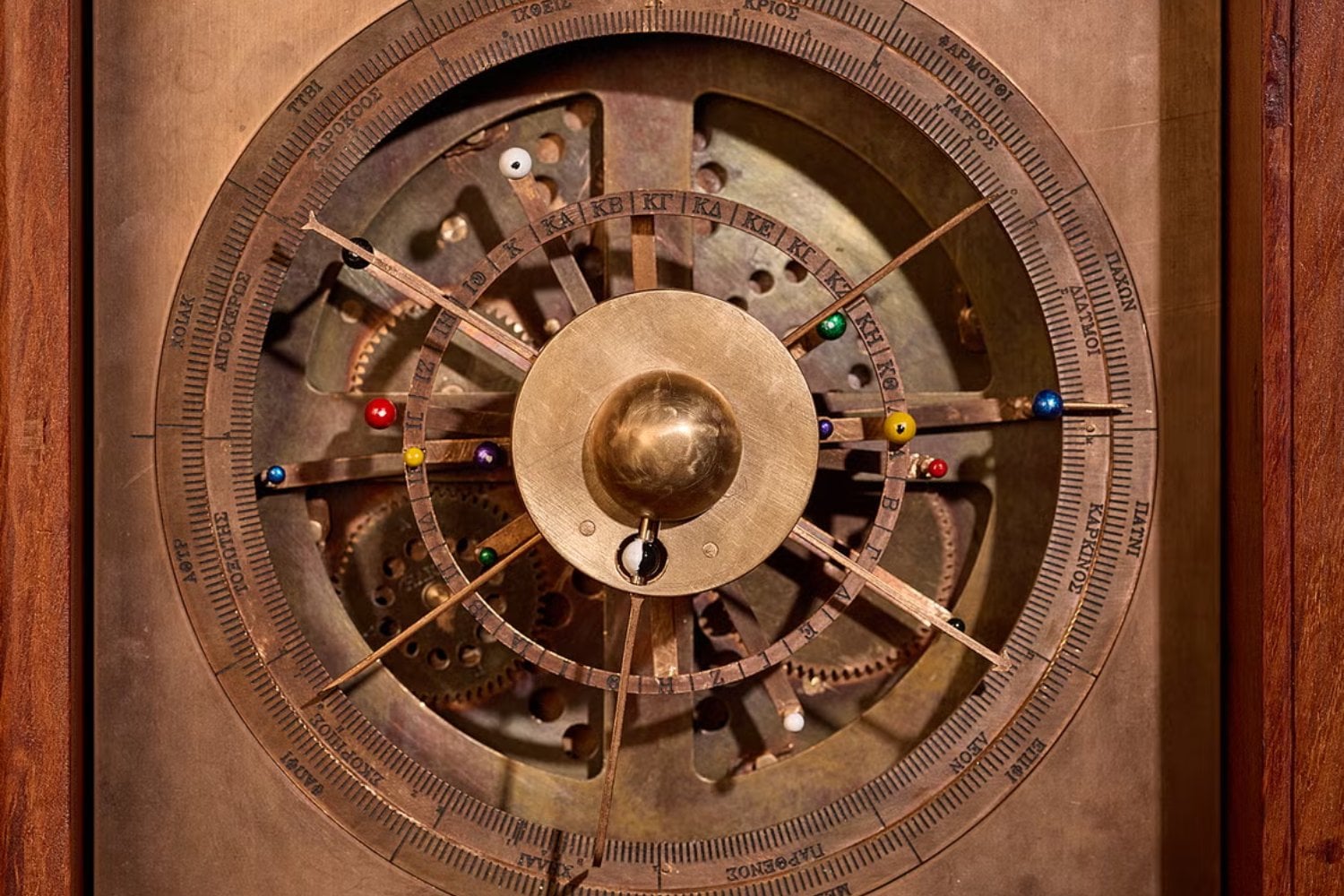 Bajo un naufragio del Egeo apareció algo imposible para su época. El Mecanismo de Anticitera demostró que los griegos construyeron un “ordenador” astronómico 2.000 años antes de la revolución científica
