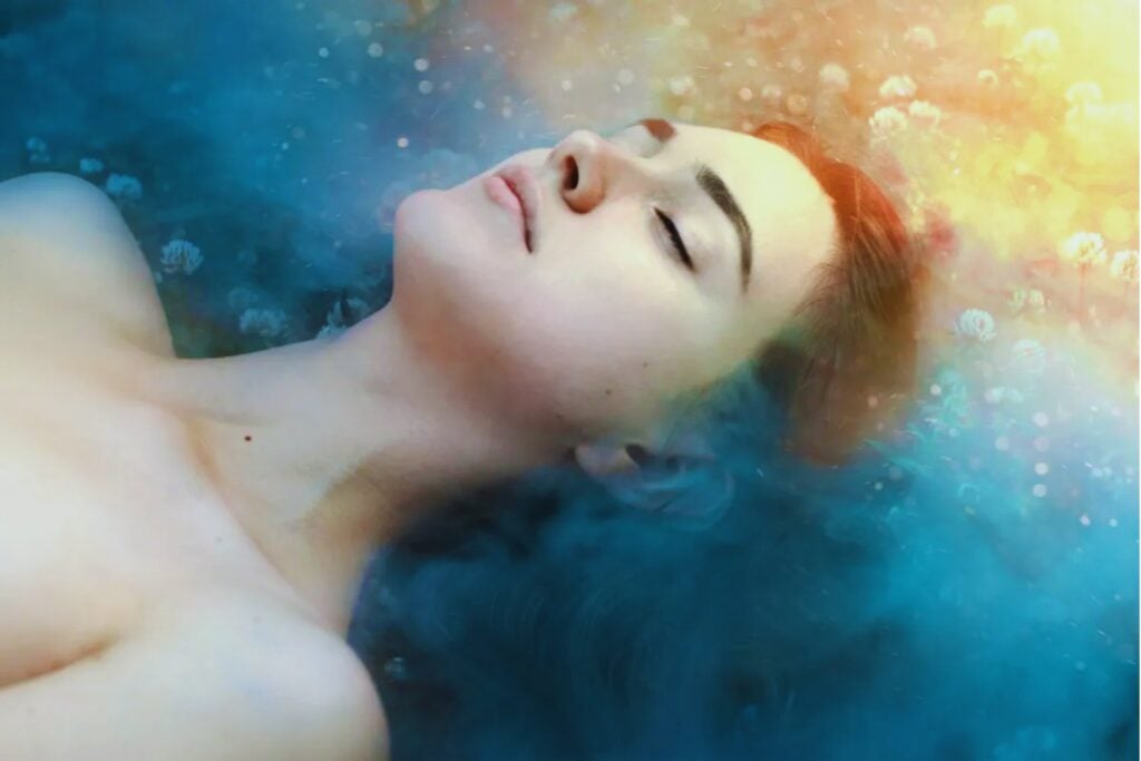 Ese instante en el que casi te duermes podría ser tu mayor fuente de ideas: así trabaja la creatividad en el estado hipnagógico