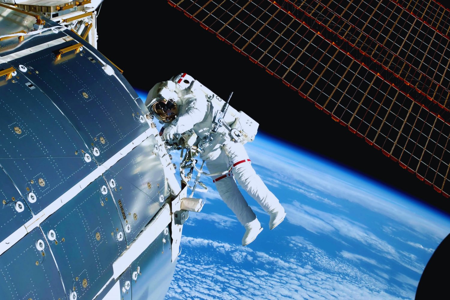 La basura espacial golpeó una nave china en órbita. Los astronautas salieron al espacio para evaluar grietas preocupantes