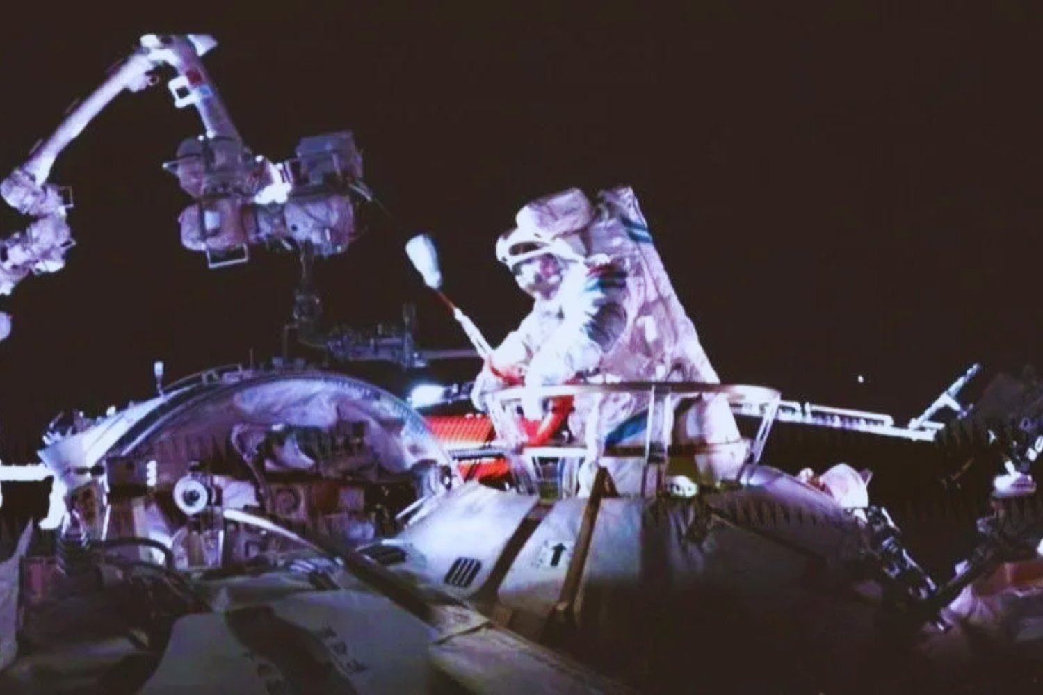 La basura espacial golpeó una nave china en órbita. Los astronautas salieron al espacio para evaluar grietas preocupantes