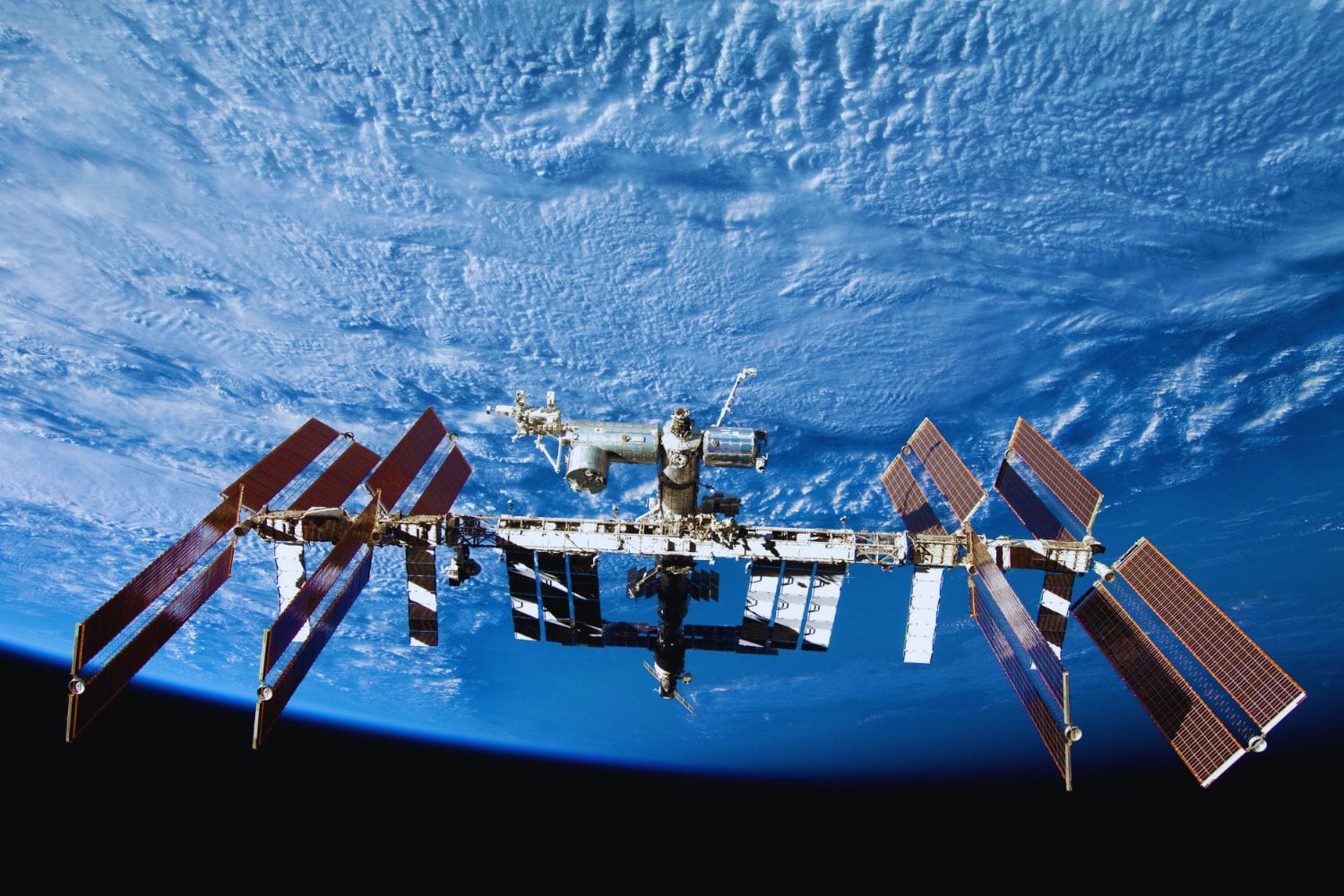 El plan siempre fue destruir la Estación Espacial Internacional en 2030. Ahora alguien cree que estamos a punto de tirar una fortuna al océano y propone una idea que roza lo absurdo, lo irreal y lo fascinante