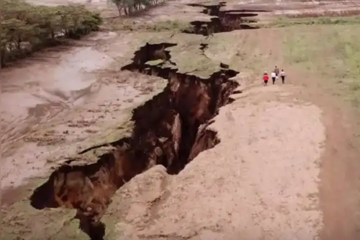 África se está abriendo y nadie puede detenerlo. Dos grietas colosales ya avanzan hacia la creación de dos océanos nuevos, según confirman geólogos y satélites