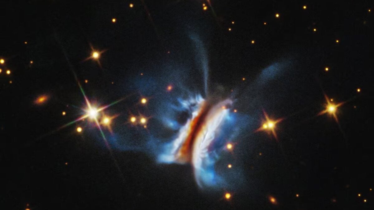 Pensábamos que los planetas nacían en discos tranquilos y perfectamente ordenados. El Hubble acaba de revelar una “guardería planetaria” mucho más caótica y extrema