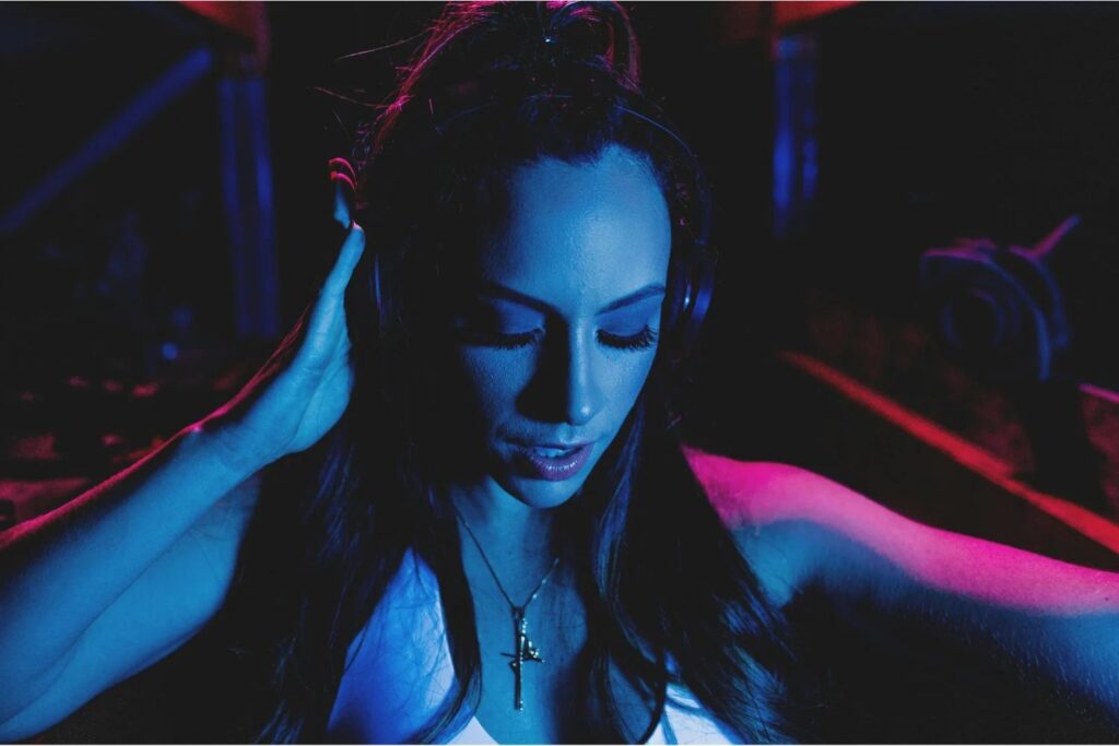 Lo que escuchamos dice mucho de cómo vivimos. Un estudio de 20.000 canciones revela por qué las letras son hoy más simples y más estresadas