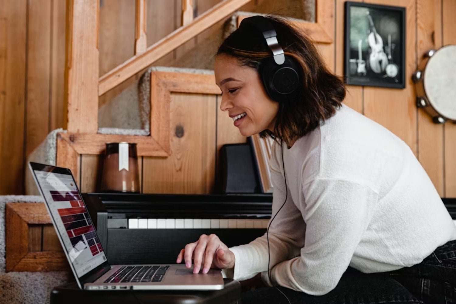 Lo que escuchamos dice mucho de cómo vivimos. Un estudio de 20.000 canciones revela por qué las letras son hoy más simples y más estresadas