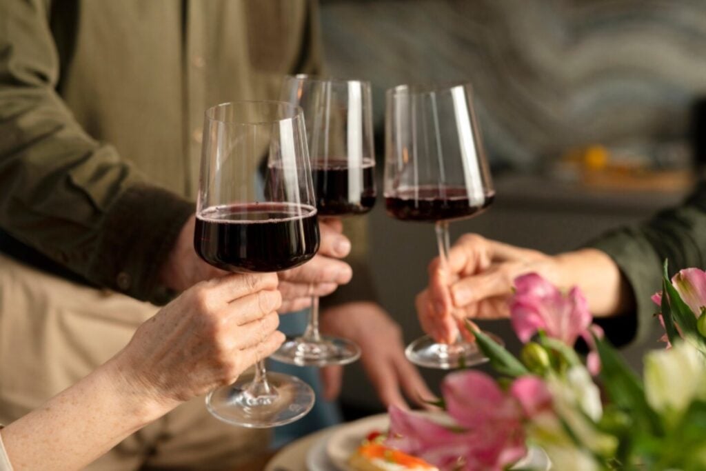 La ciencia detrás del vino que “raspa”: el misterio de la boca seca explicado