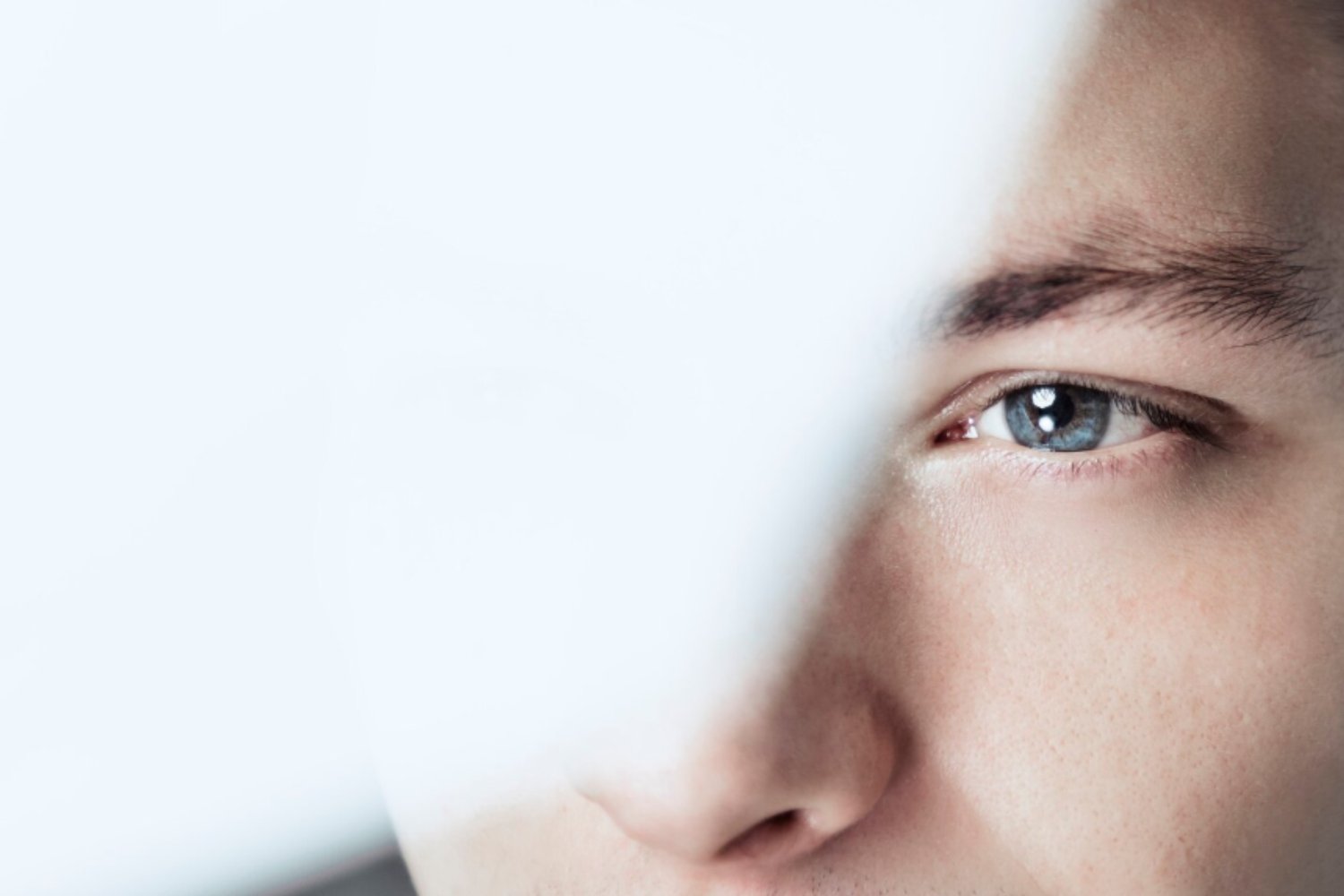 Cerebro en modo foco: por qué dejamos de parpadear cuando la tarea se complica