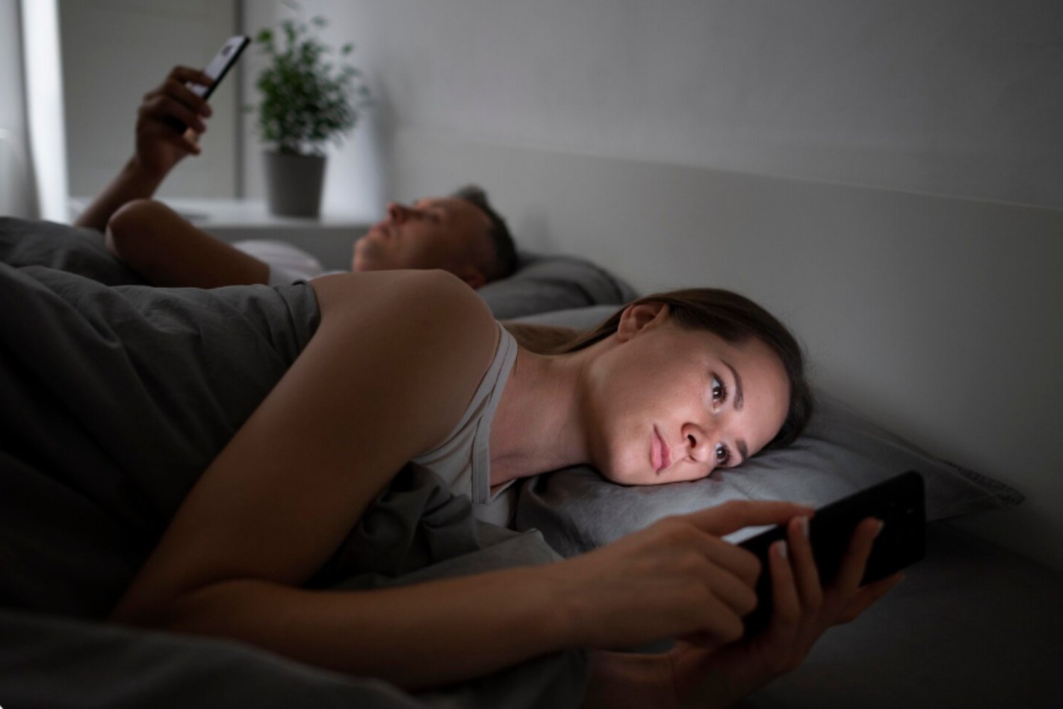 El verdadero motivo por el que te quedas viendo reels hasta las 03:00 AM: la ciencia detrás del doomscrolling