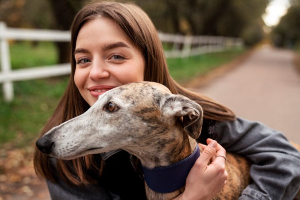 Convivir con un perro en la adolescencia mejora la salud mental y social, según la ciencia