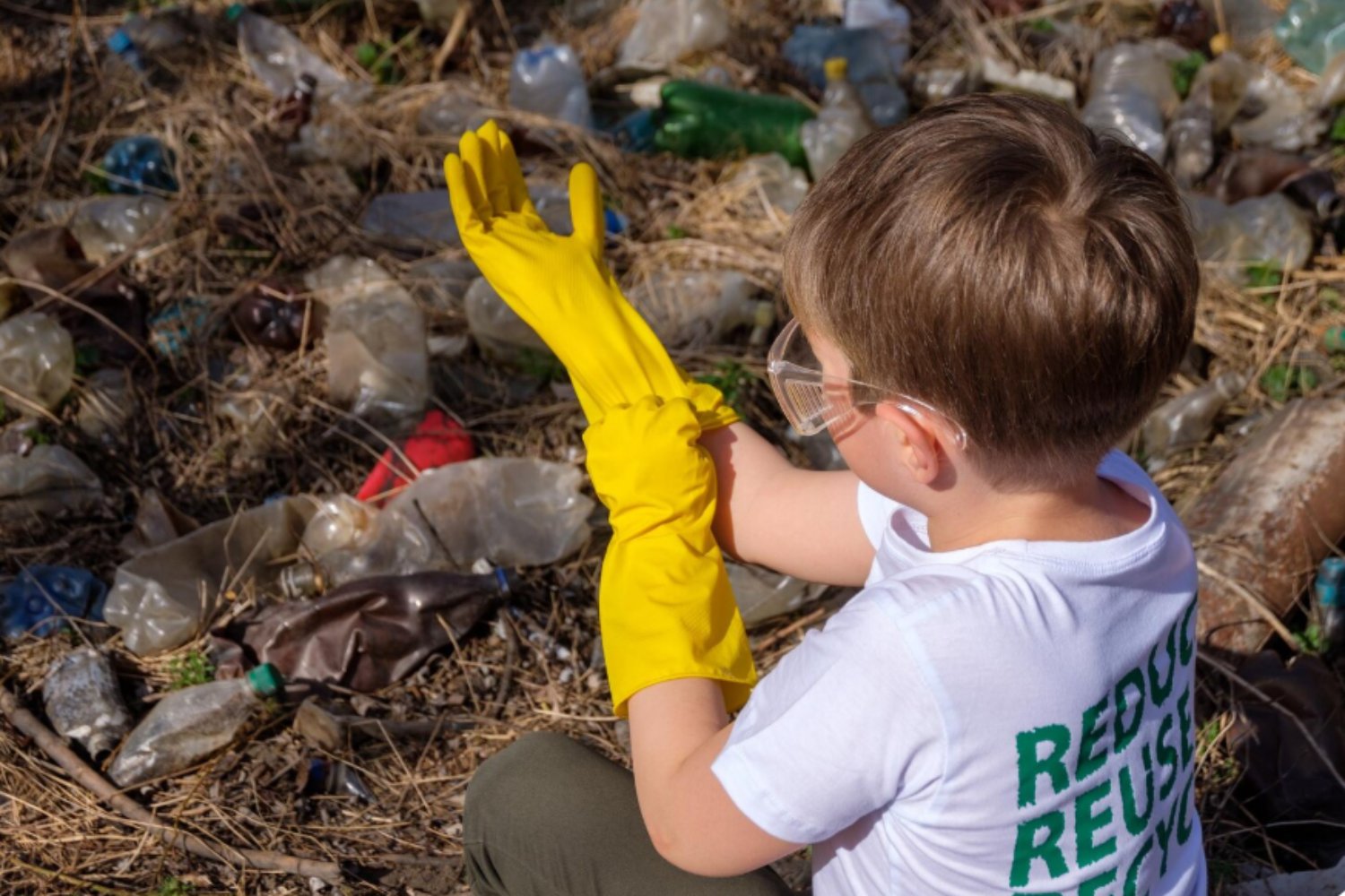 El plástico que no ves puede afectar a tus hijos: la herencia invisible de los microplásticos)