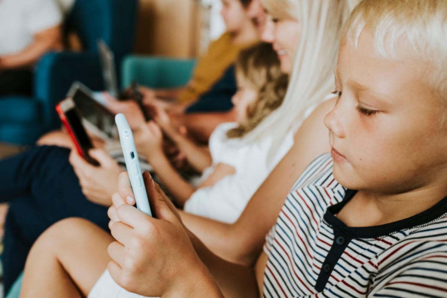 El scroll infinito está reconfigurando la infancia: lo que la ciencia empieza a ver en los vídeos cortos