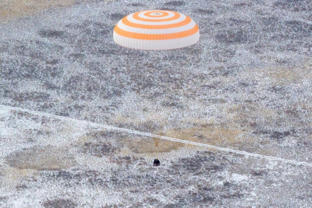 La Soyuz MS-27 aterriza en Kazajistán con tres astronautas tras 245 días en órbita