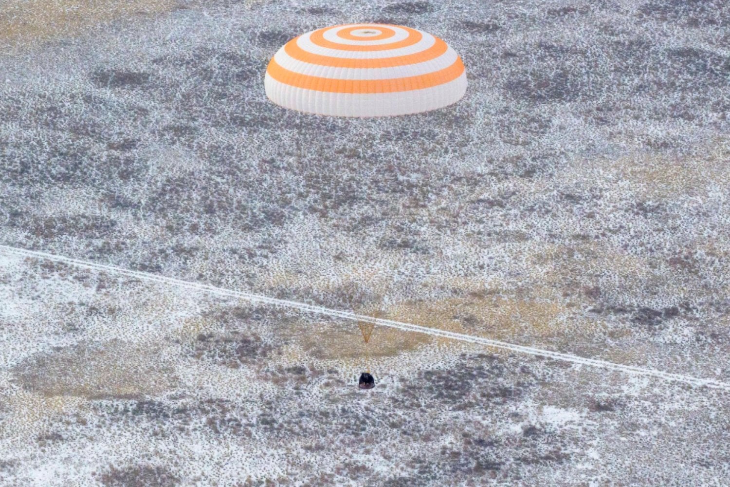 La Soyuz MS-27 aterriza en Kazajistán con tres astronautas tras 245 días en órbita