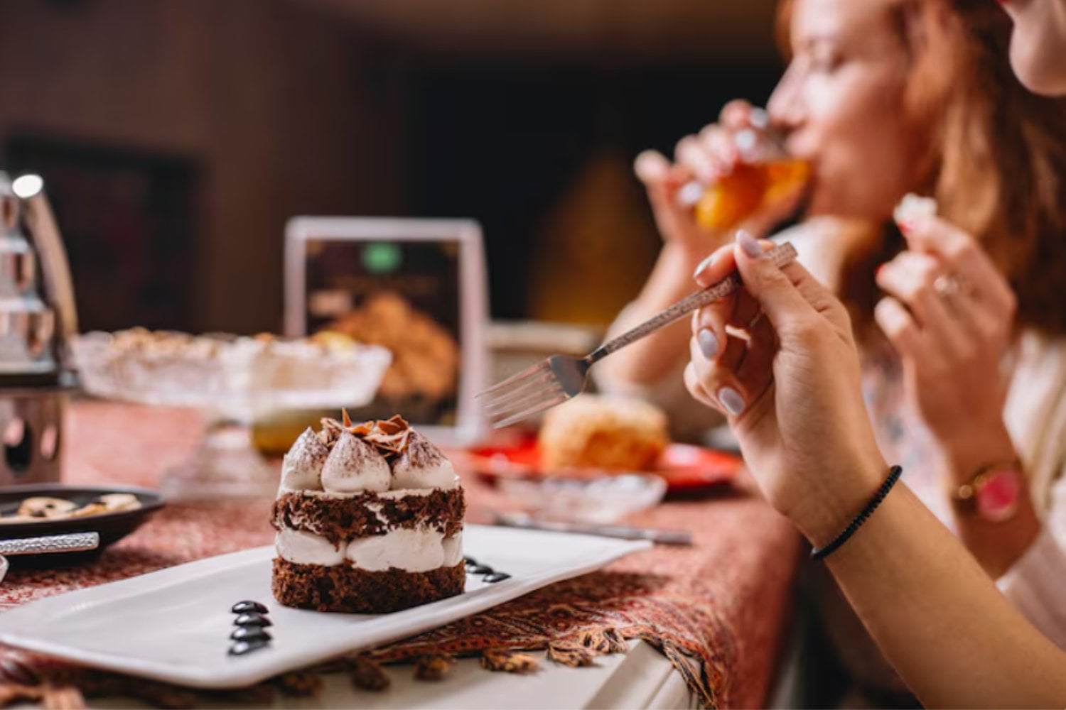 La ciencia explica por qué, incluso llenos, seguimos queriendo algo dulce