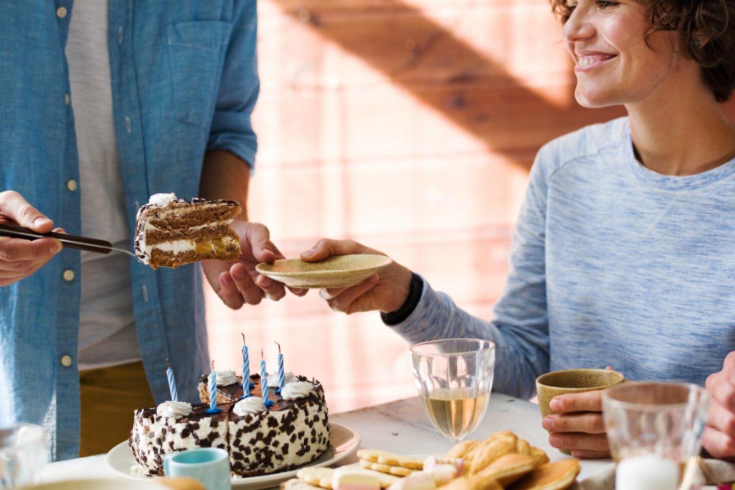 La ciencia explica por qué, incluso llenos, seguimos queriendo algo dulce