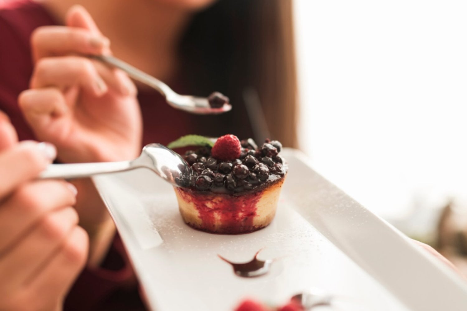 La ciencia explica por qué, incluso llenos, seguimos queriendo algo dulce