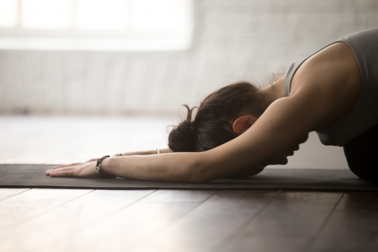 El secreto detrás del placer al estirarse: el reflejo ancestral que reinicia tus músculos al despertar